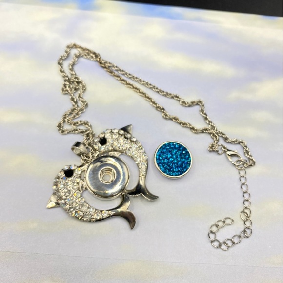 Dolphin Sparkle Snap Pendant Fun Fashion Silver Tone Necklace - Picture 2 of 4